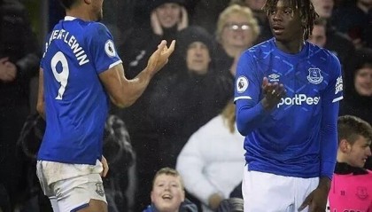  曼联防线失误连连，纽卡斯尔三球完胜红魔  